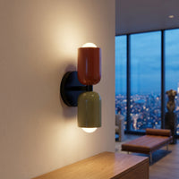 Applique Capsule coloris noir vert rouge, dans un penthouse new-yorkais au crépuscule, allumée