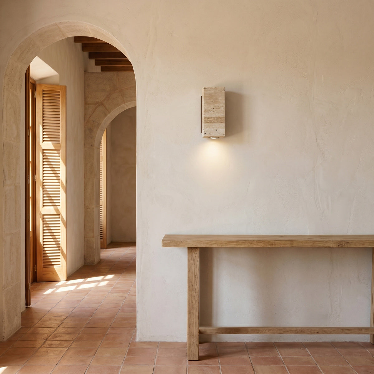 Applique Monolithe coloris carré base noyer, dans une villa méditerranéenne, allumée
