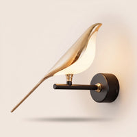 Applique Oiseau dorée allumée, lumière chaude sur le mur