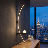 Applique Arc, dans un penthouse new-yorkais au crépuscule, allumée