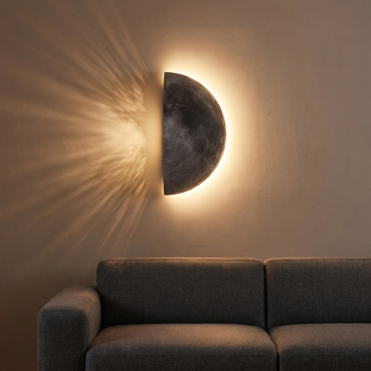 Applique Lune coloris apollo, avec un jeu de lumière au mur, allumée
