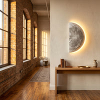 Applique Lune coloris sélène, dans un loft de brique élégant, allumée