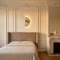 Applique Lune coloris tycho, dans un appartement haussmannien, allumée