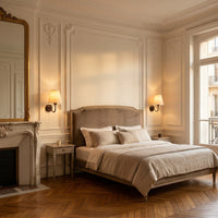 Applique Tulipe, dans un appartement haussmannien, allumée