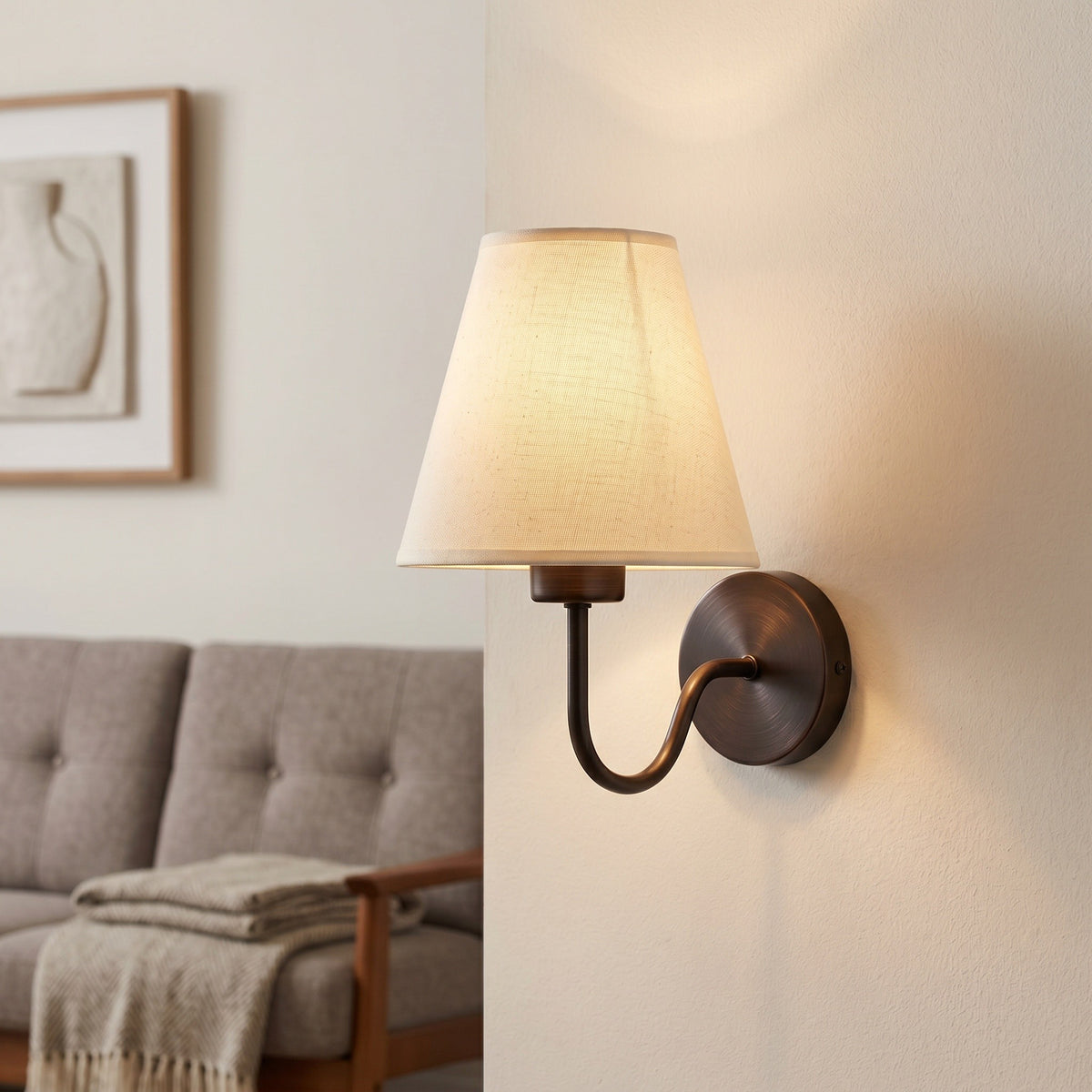Applique Tulipe, dans un intérieur lumineux, allumée