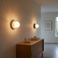 Applique Macaron, avec un jeu de lumière au mur, allumée