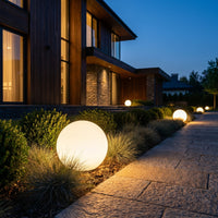 Boule lumineuse extérieure LED RGBW, à l'extérieur au crépuscule, allumée