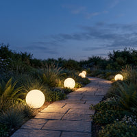 Boule lumineuse extérieure LED RGBW, à l'extérieur au crépuscule, allumée