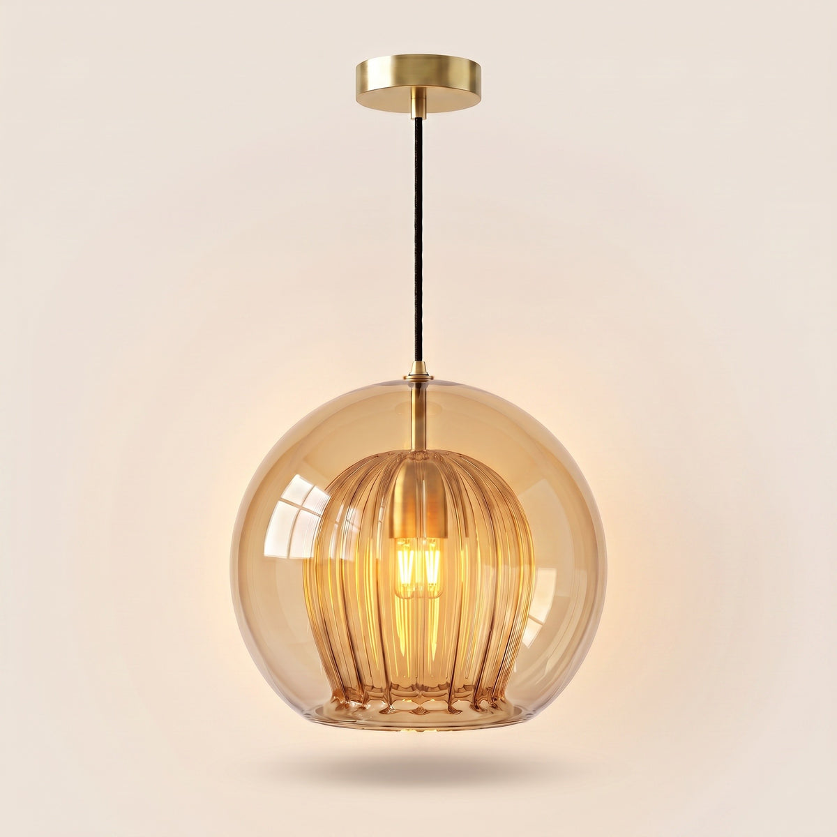 Suspension Carat verre ambré allumée, ampoule Edison lumière chaude