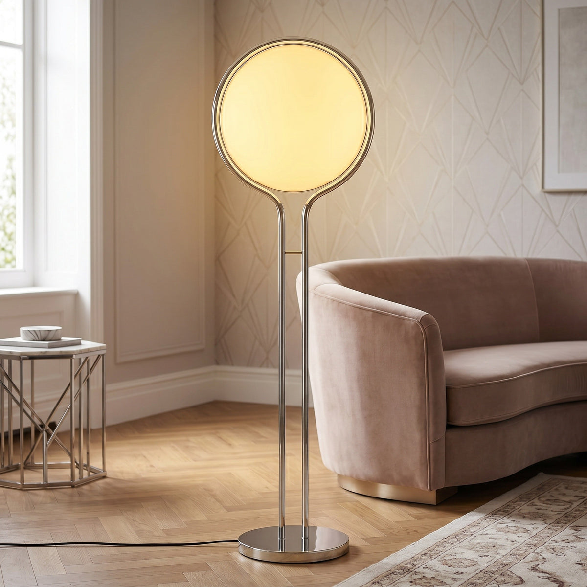 Lampadaire Perle coloris jaune ambré, dans un intérieur lumineux, allumée