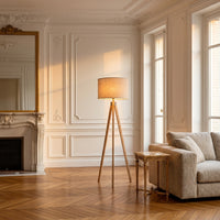 Lampadaire Trépied, dans un appartement haussmannien, allumée