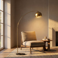 Lampadaire Comète, à l'heure dorée, allumée