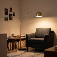 Lampadaire Comète, dans un coin lecture cosy, allumée