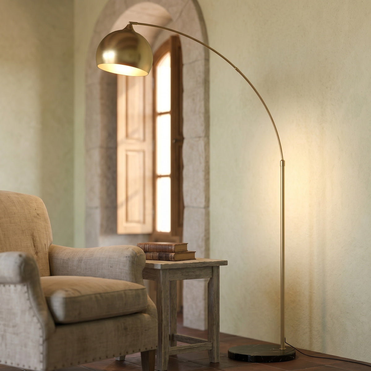 Lampadaire Comète, dans une villa méditerranéenne, allumée