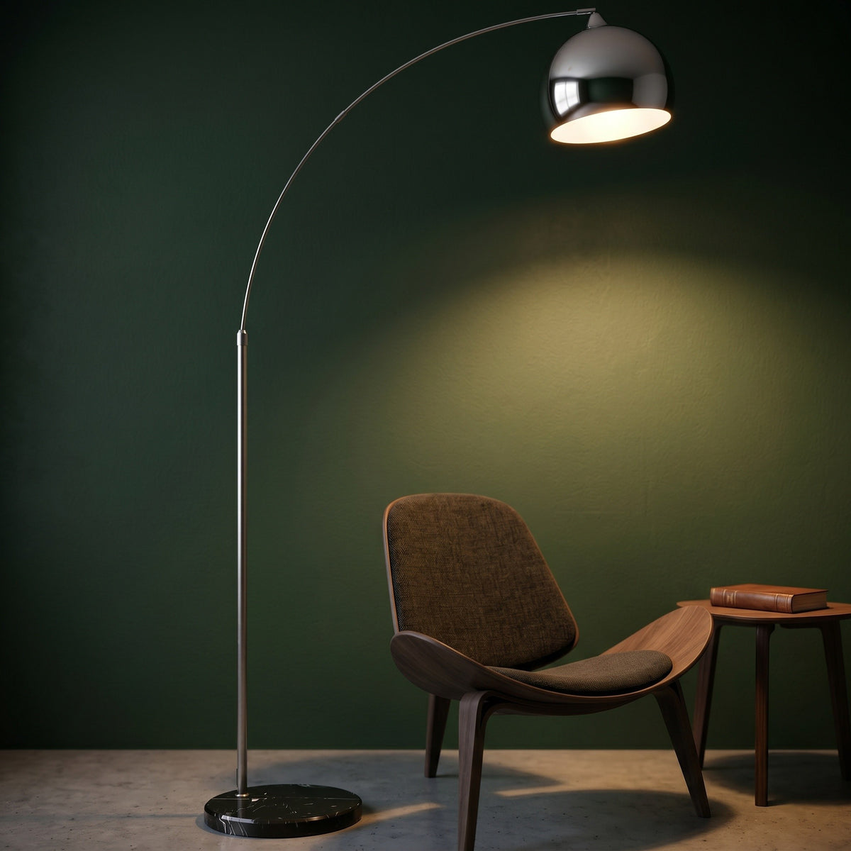 Lampadaire Arceau, en lueur sur un mur profond, allumée