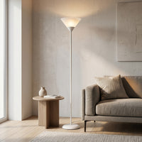 Lampadaire Flambeau coloris blanc, dans un intérieur lumineux, allumée