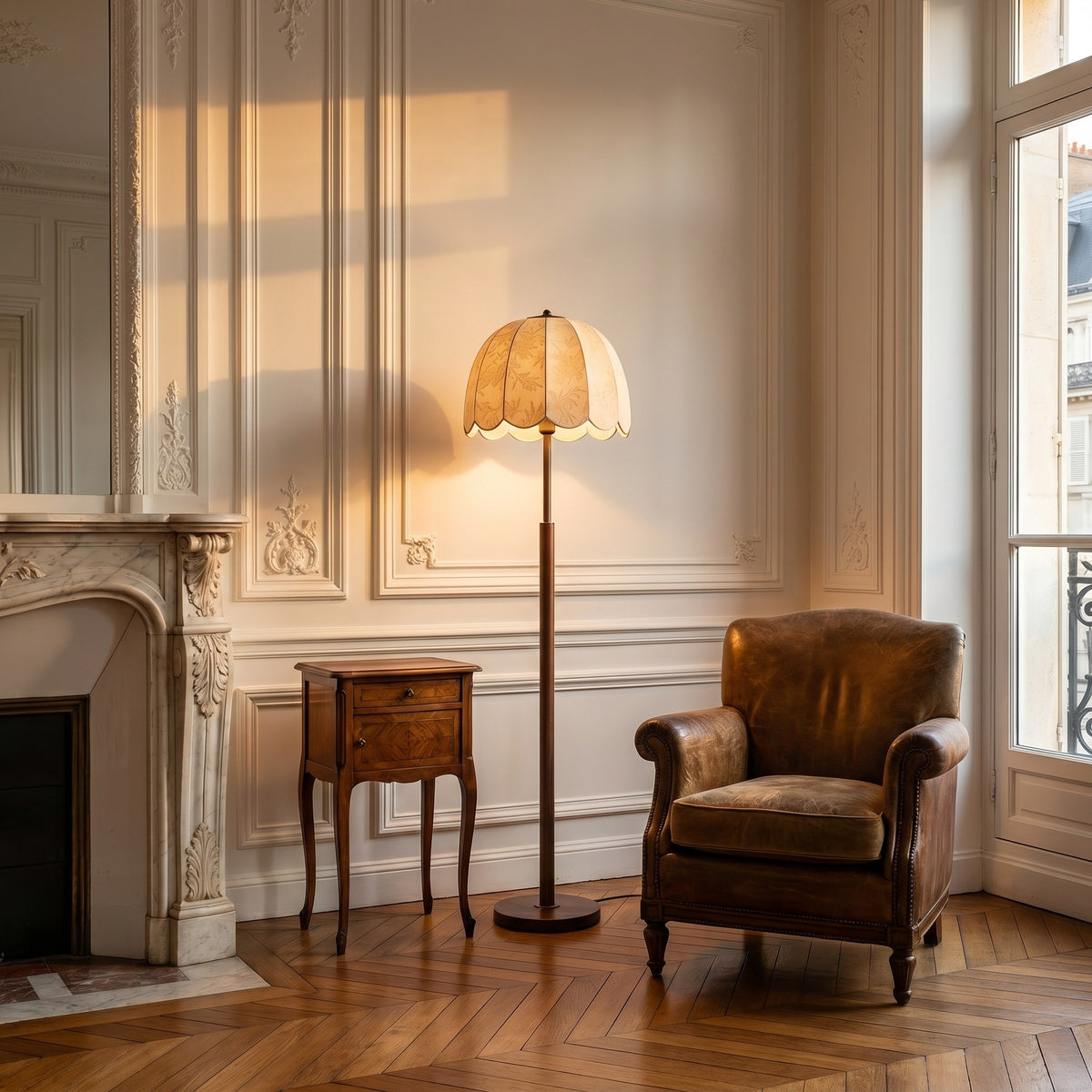 Lampadaire Corolle, dans un appartement haussmannien, allumée