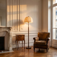Lampadaire Corolle, dans un appartement haussmannien, allumée