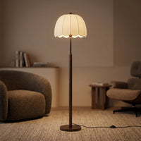 Lampadaire Corolle, dans un coin lecture cosy, allumée