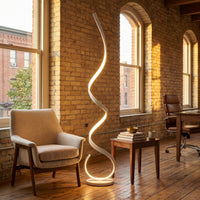 Lampadaire Spirale coloris blanc, dans un loft de brique élégant, allumée