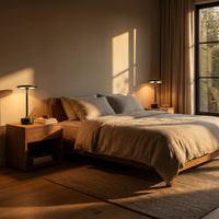 Lampe Totem coloris gris, à l'heure dorée, allumée