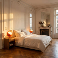 Lampe Orbe, dans un appartement haussmannien, allumée
