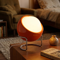 Lampe Orbe, dans un coin lecture cosy, allumée