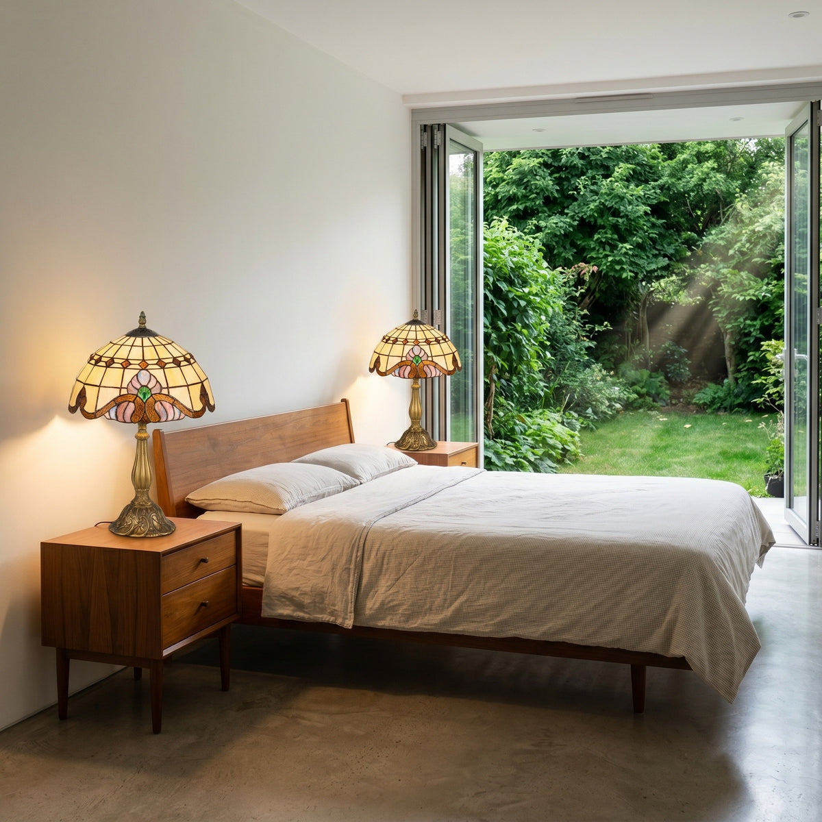 Lampe Vitrail, près d'une baie sur le jardin, allumée
