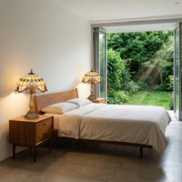 Lampe Vitrail, près d'une baie sur le jardin, allumée