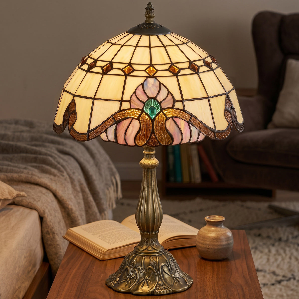 Lampe Vitrail, dans un coin lecture cosy, allumée