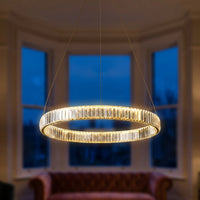 Lustre Halo, à la tombée de la nuit, cosy, allumée