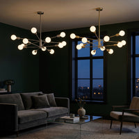 Lustre Constellation, en lueur sur un mur profond, allumée