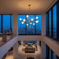 Lustre Constellation coloris doré, dans un penthouse new-yorkais au crépuscule, allumée