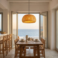 Lustre Ruche coloris modèle a, dans une villa avec vue sur la mer, allumée