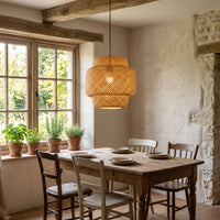 Lustre Ruche coloris modèle b, dans une maison de campagne au matin, allumée