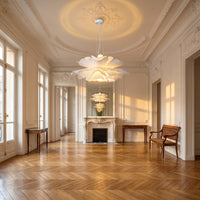Lustre Dahlia, dans un appartement haussmannien, allumée
