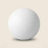 Boule lumineuse extérieure LED RGBW blanche, sur fond beige