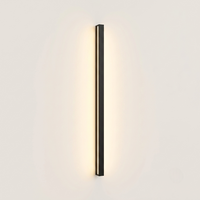 Applique murale extérieure linéaire LED IP65 sur fond beige