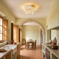 Plafonnier Lotus coloris blanc, dans une villa méditerranéenne, allumée