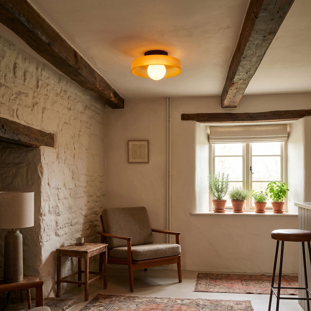 Plafonnier Tambour coloris jaune, dans une maison de campagne au matin, allumée