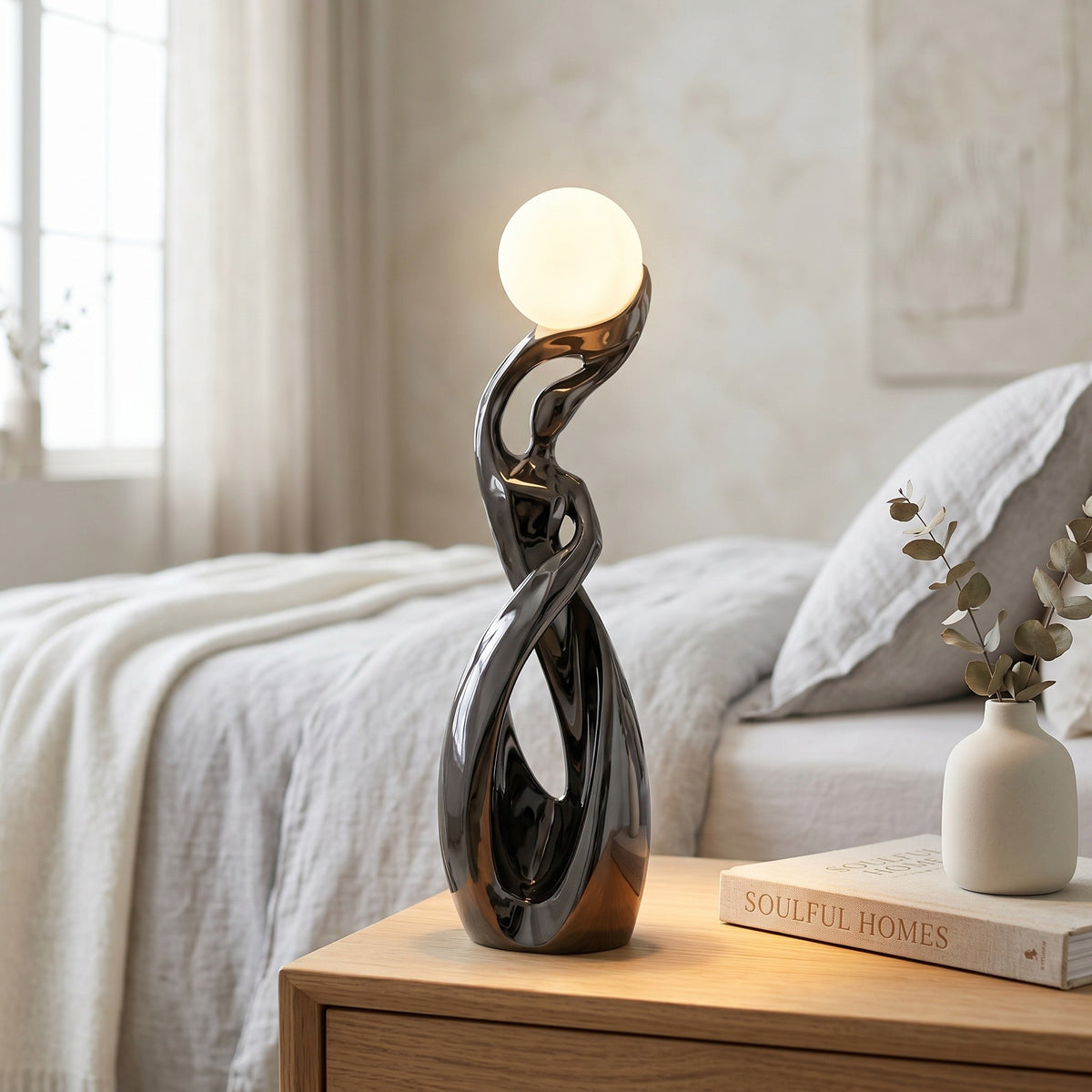 Sculpture Silhouette coloris gris pierre, dans un intérieur lumineux, allumée