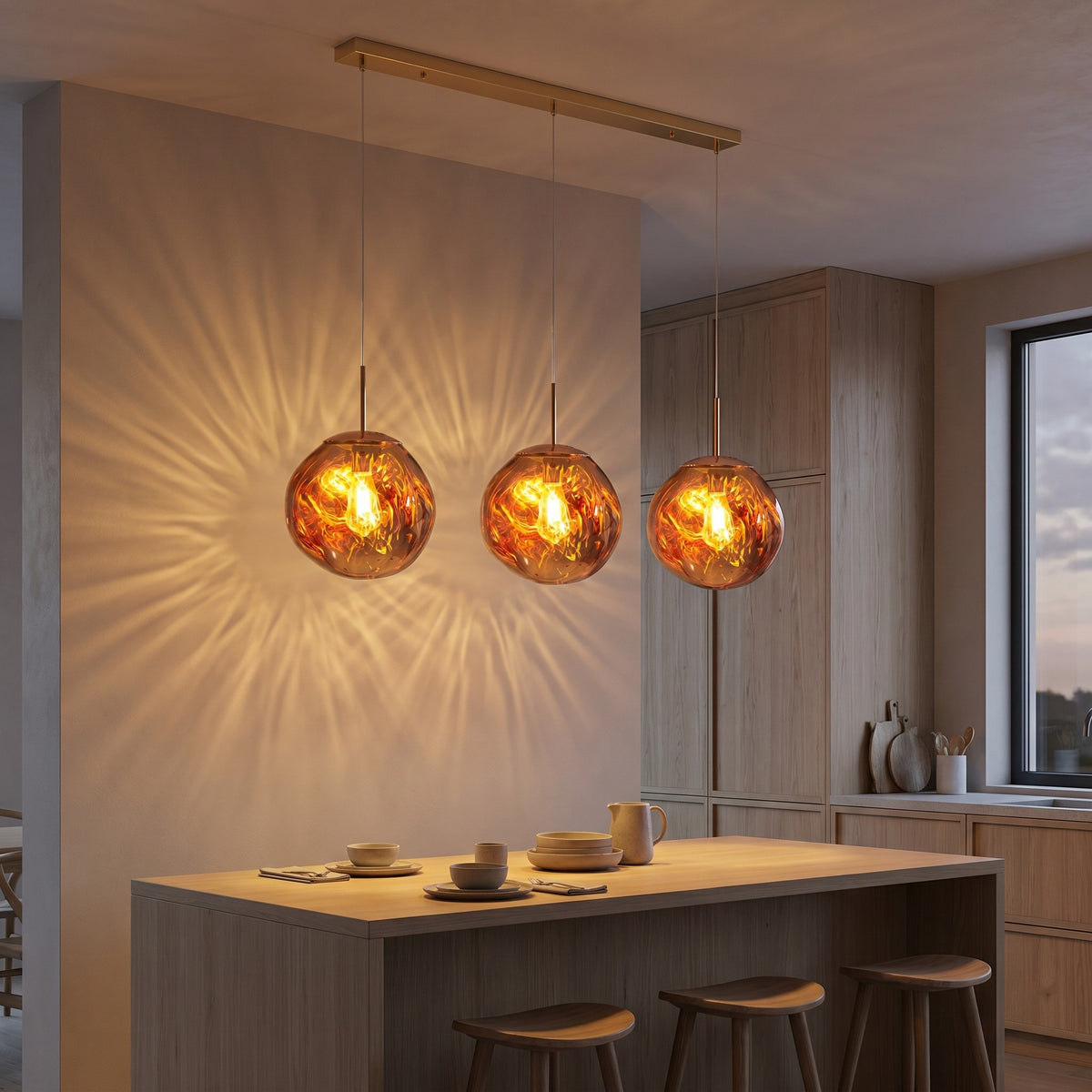 Suspension Mercure coloris or rose, avec un jeu de lumière au mur, allumée