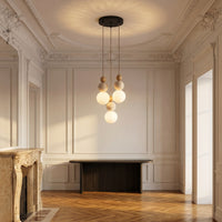 Suspension Colonne coloris bois clair, dans un appartement haussmannien, allumée