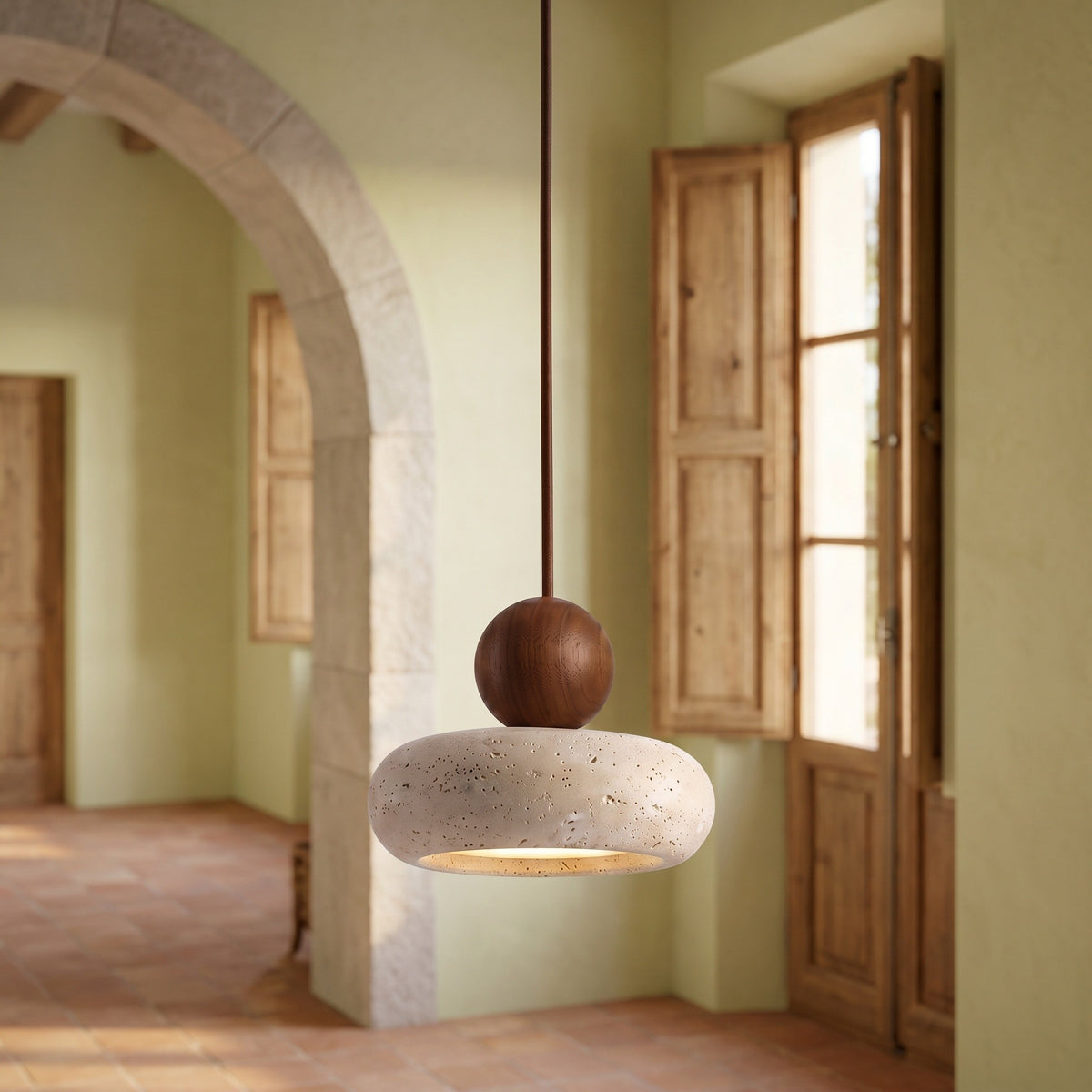 Suspension Terrazzo coloris noyer, dans une villa méditerranéenne, allumée