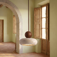 Suspension Terrazzo coloris noyer, dans une villa méditerranéenne, allumée
