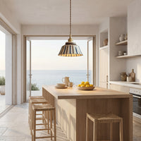 Suspension Faïence coloris indigo, dans une villa avec vue sur la mer, allumée