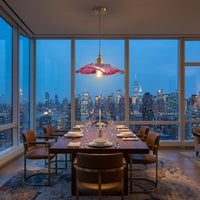 Suspension Fleur coloris modèle f, dans un penthouse new-yorkais au crépuscule, allumée