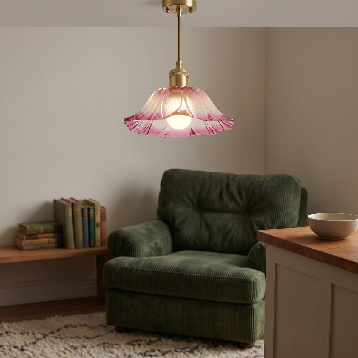 Suspension Fleur coloris modèle n, dans un coin lecture cosy, allumée
