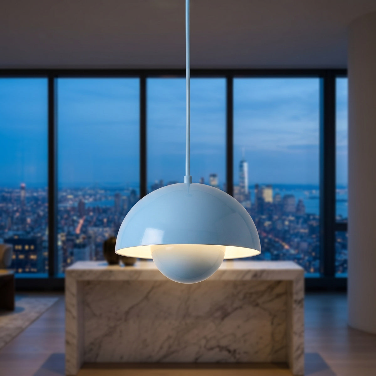 Suspension Calice coloris bleu, dans un penthouse new-yorkais au crépuscule, allumée