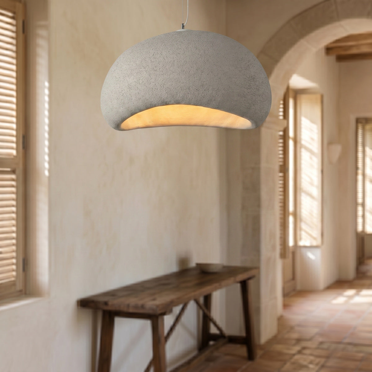 Suspension Albâtre coloris gris b, dans une villa méditerranéenne, allumée